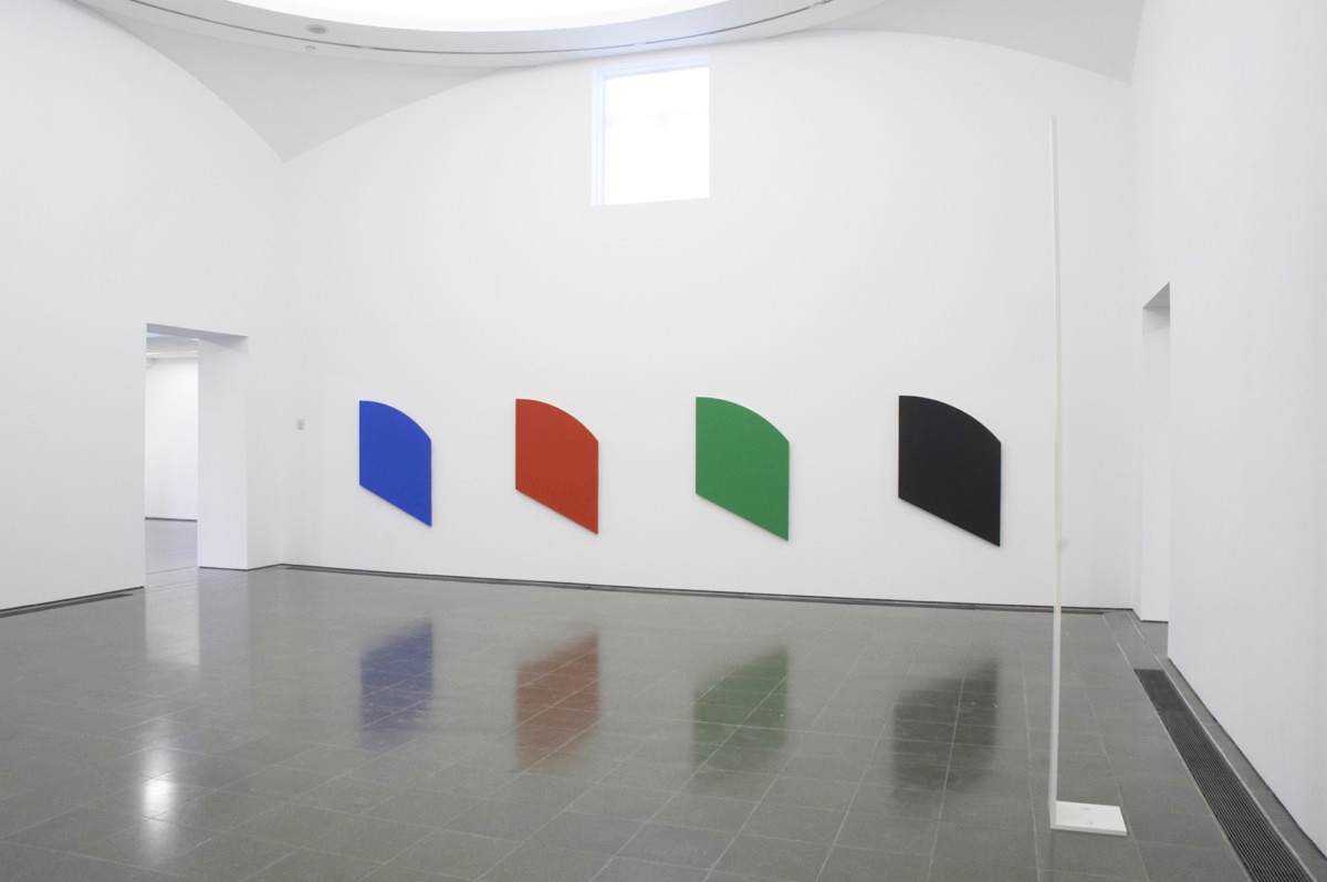 <p><em>Blue Red Green Black</em> in "Ellsworth Kelly" at the Serpentine Gallery, London, 2006<em><br /></em></p>