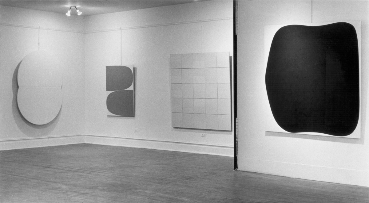<p><em>R</em><em>ed Curves </em>at the Betty Parsons Gallery, New York, 1956</p>