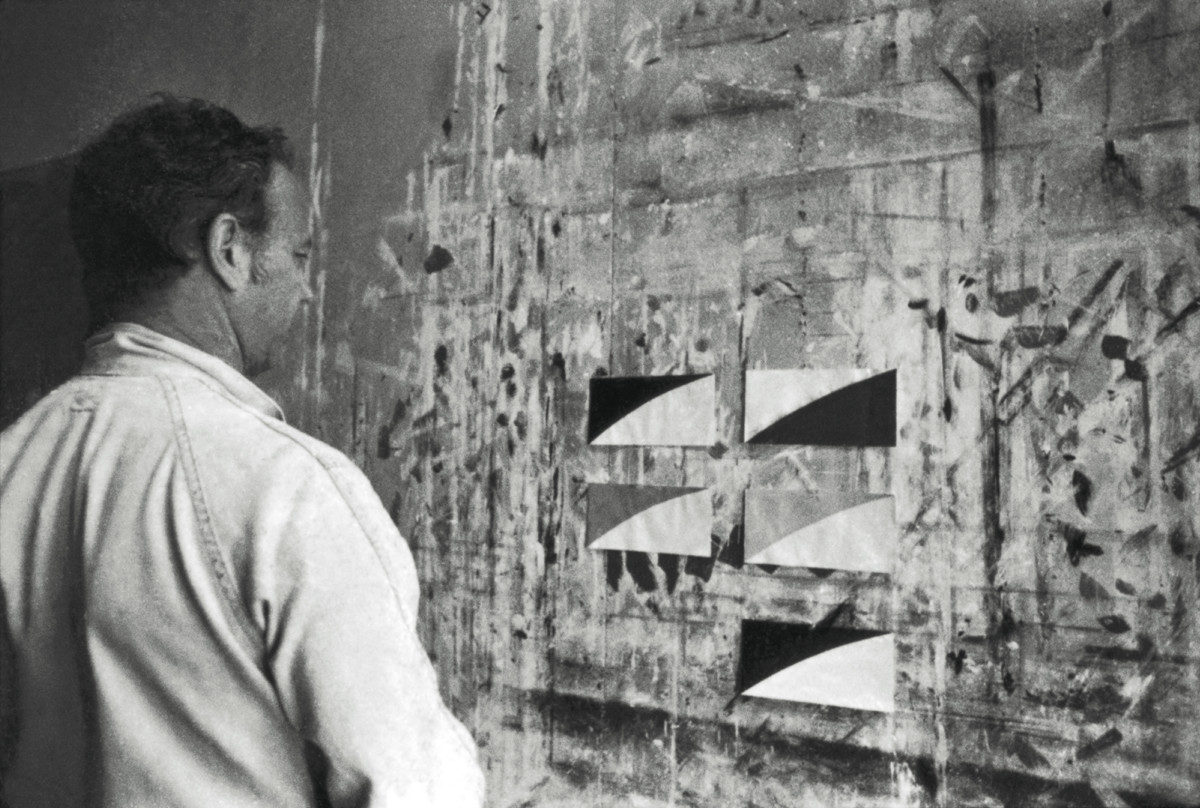 <p>Ellsworth Kelly with <em>Study for Large Gray Curve</em><em> (Blue)</em> at his studio in Chatham, NY, 1973</p>