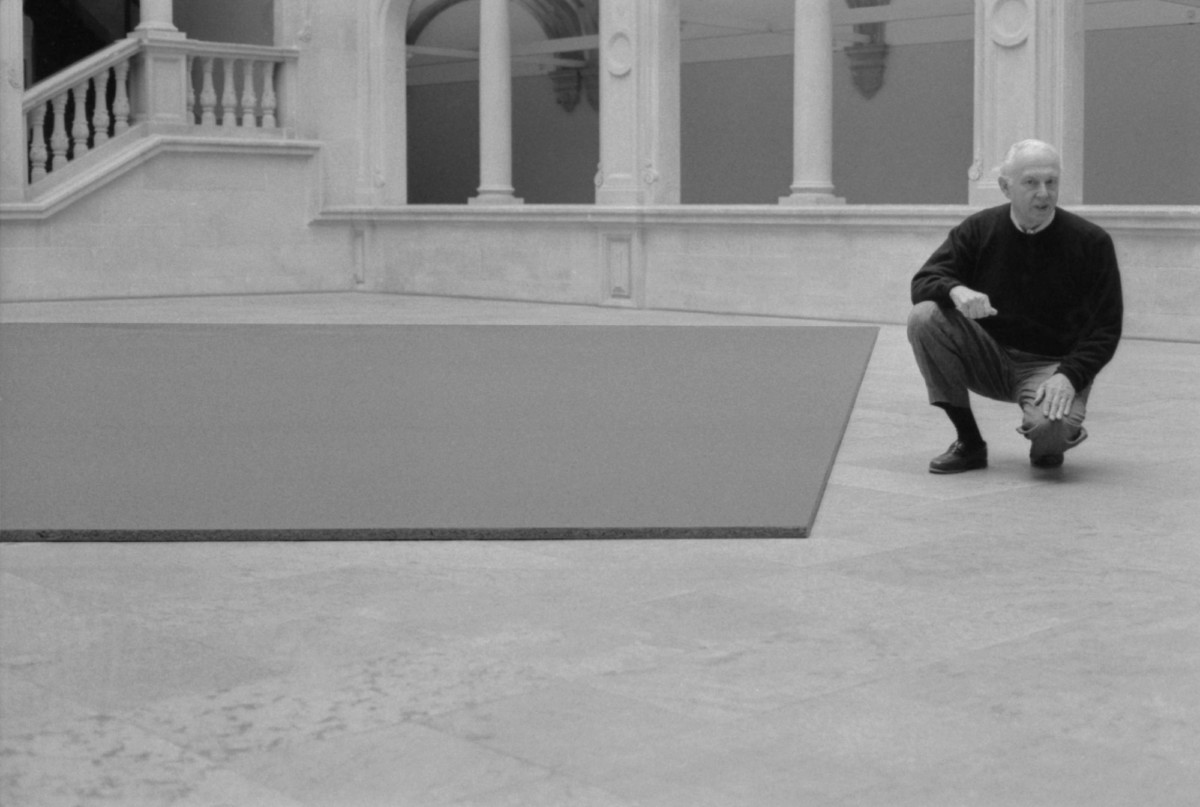 <p>Ellsworth Kelly with <em>Red Panel</em> at the Westfälisches Landesmuseum, Münster, 1992</p>
