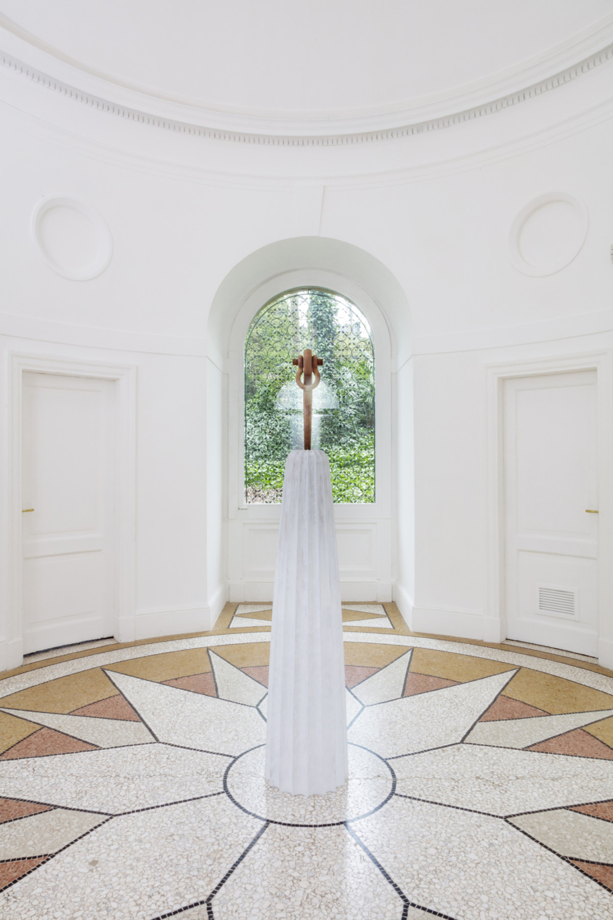 <p><em>A Column for Sally Hemings</em> in the US Pavilion at the Venice Biennale, 2019</p>